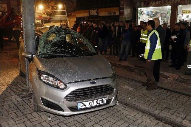 Tramvayla Çarpışan Otomobilin Yaralı Sürücüsü Kaçtı