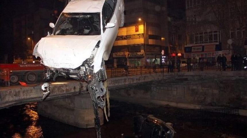 Yarıştıkları İddia Edilen İki Ara&ccedil;, Yoldan &Ccedil;ıkarak Dereye U&ccedil;tu: 4 Yaralı
