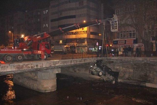 Yarıştıkları İddia Edilen İki Araç, Yoldan Çıkarak Dereye Uçtu: 4 Yaralı