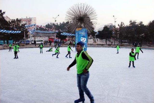 Süs Havuzunda ’buz Pateni’ Eğitimi