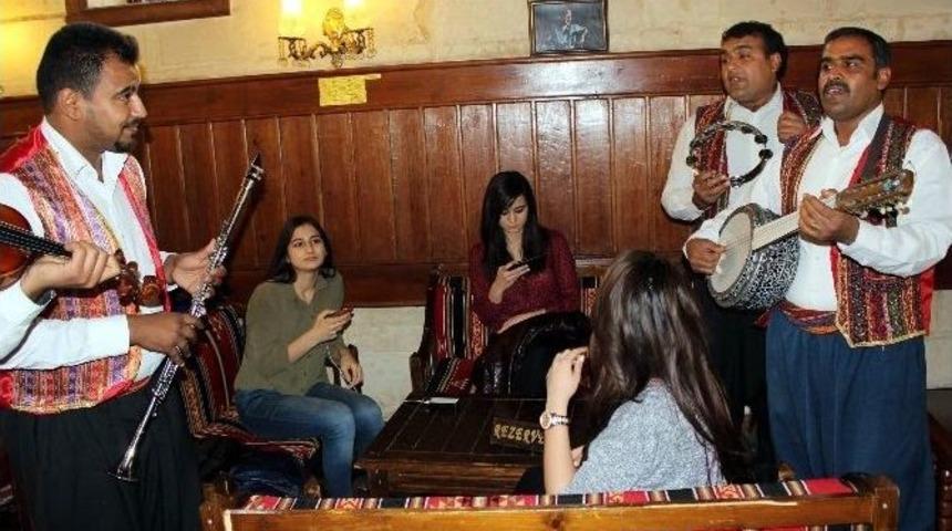 Tarihi Kahvehaneden Sıra Gecesi Gibi Davullu Zurnalı Eğlence