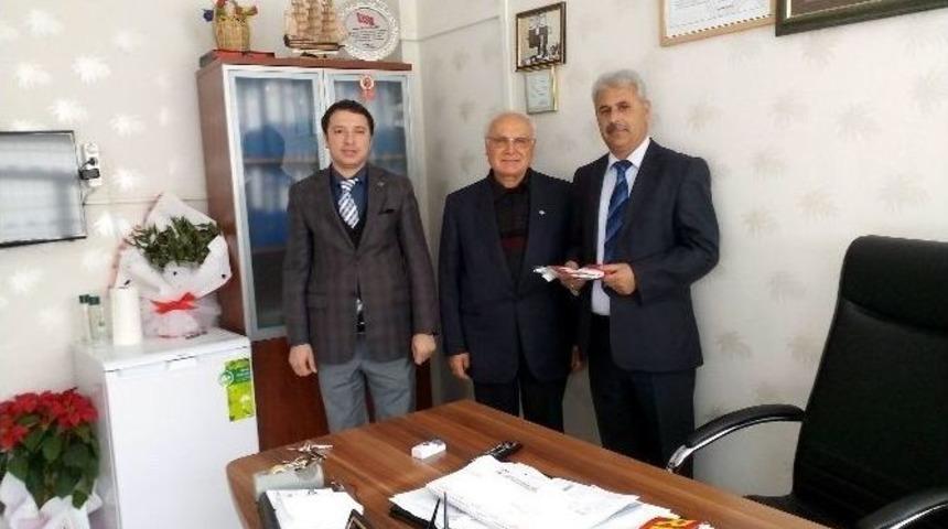 Kaya, &Ouml;ğretmenlere T&uuml;rk Bayrağı Ve Thk Rozeti Hediye Etti