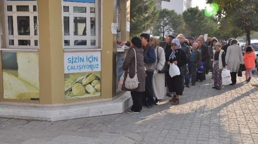 Aydın&rsquo;da Ekmek Kuyruğu Manzaraları