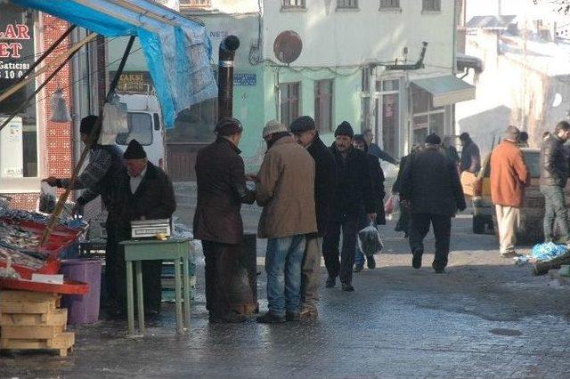 Devrekani’de Pazarı Soğuk Ve Yağış Vurdu