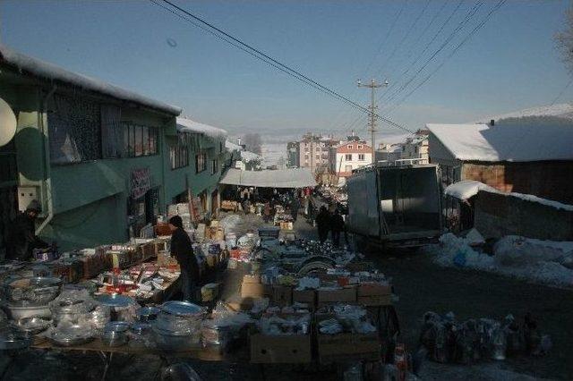 Devrekani’de Pazarı Soğuk Ve Yağış Vurdu