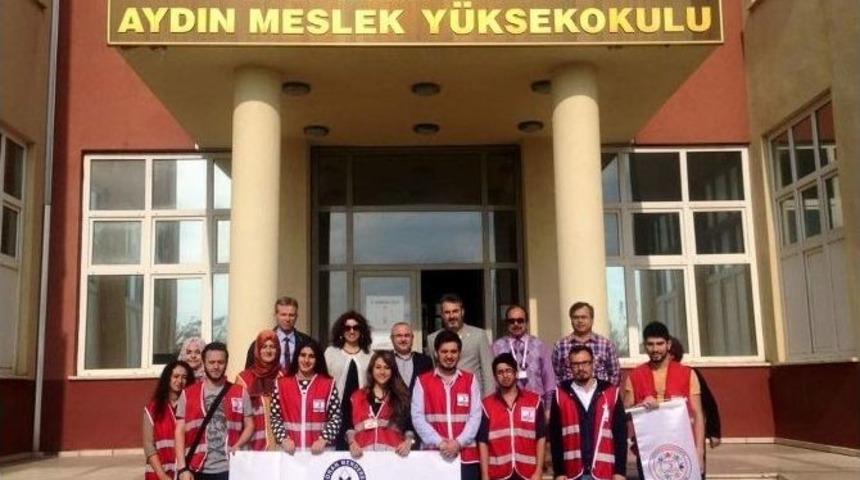 &Uuml;niversiteli Gen&ccedil;lerden Kızılay&rsquo;a Anlamlı Bağış