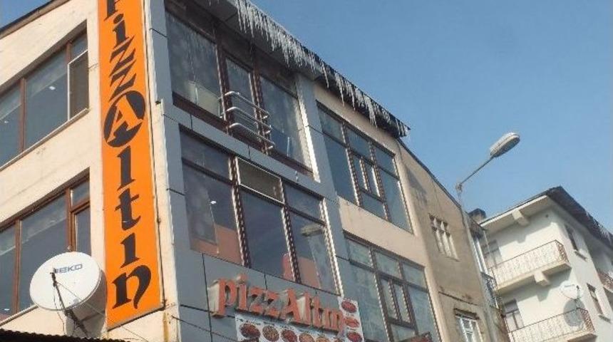 &Ccedil;atılardan Sarkan Buzlar Tehlike Sa&ccedil;ıyor