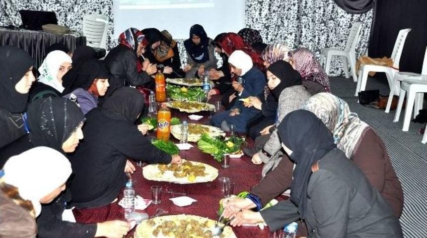 İlk &Ouml;nc&uuml;ler Şanlıurfa Derneği &Ccedil;adır Kentteki Kadın Meclisini Ziyaret Etti.