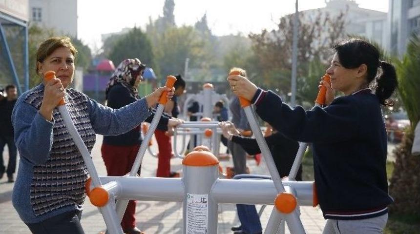 Konak&rsquo;ta Parklar Spor Salonu Gibi