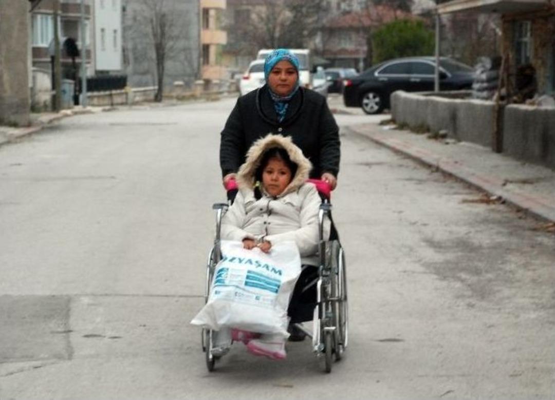 Şeydanur&rsquo;un Soğuk Havada Okul Yolculuğu