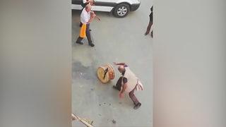 Davulla g&uuml;reşen davulcu