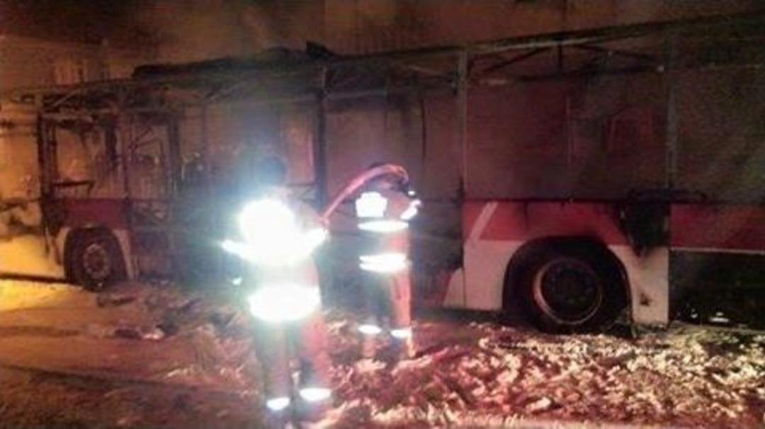 (&ouml;zel) İzmir&rsquo;de Belediye Otob&uuml;s&uuml;n&uuml; Yaktılar