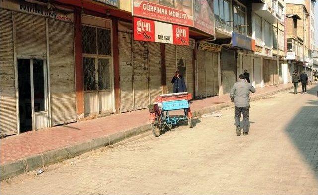 Van’da Kepenk Kapatma Eylemi