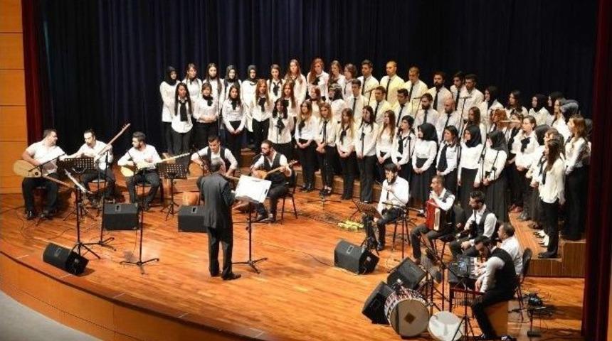 &Ouml;ğrencilerden Oluşan Koro T&uuml;rk Halk M&uuml;ziği Seslendirdi