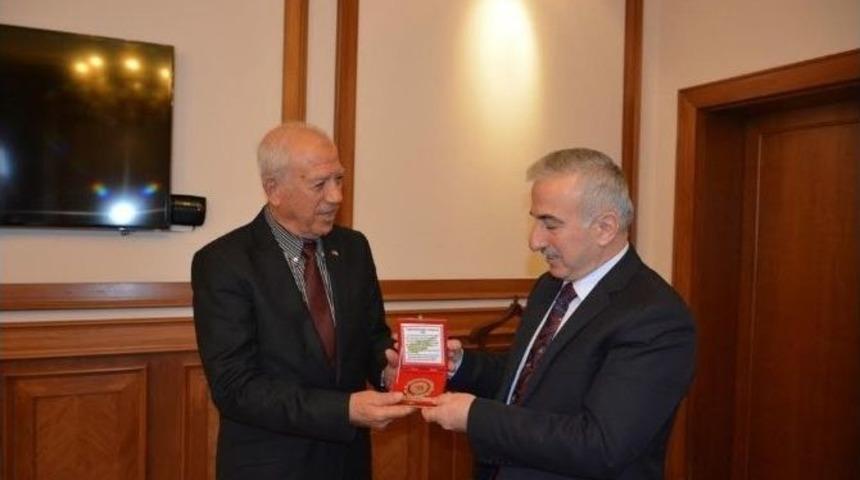Kıbrıs Tmt M&uuml;cahitler Derneği Genel Başkanı Bora, Vali Kam&ccedil;ı&rsquo;yı Ziyaret Etti