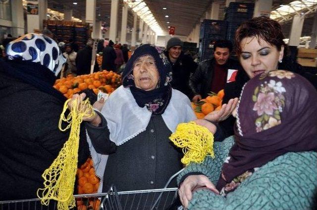 Öğrenciler Pazarda Naylon Poşet Eylemi Yaptılar