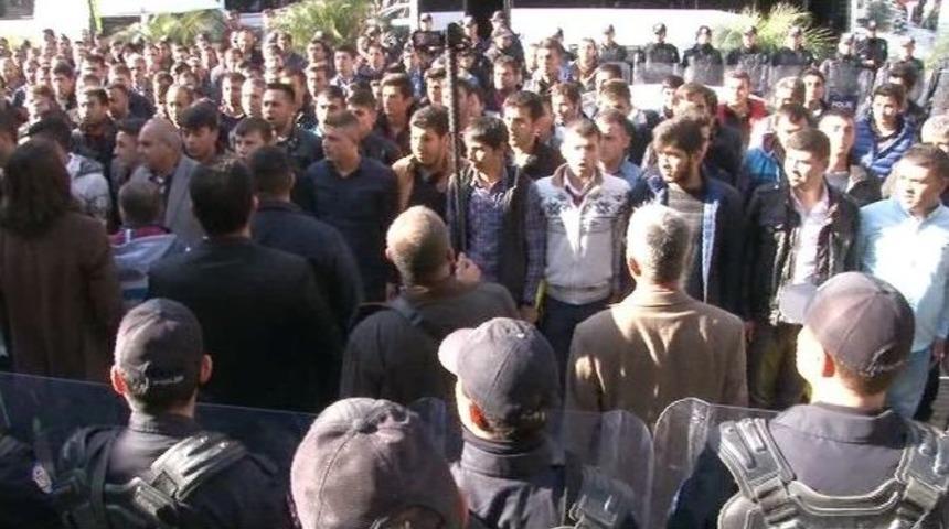 İşsiz Kalan Muavinler Belediyeye Y&uuml;r&uuml;d&uuml;