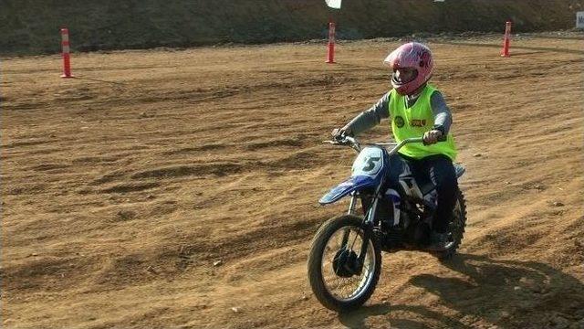 Minik Motorcular Piste Çıktı