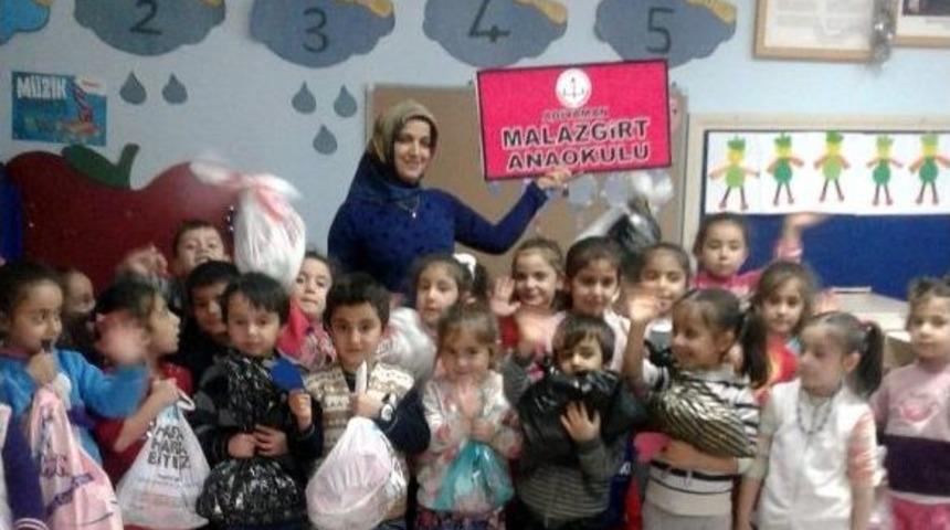 Anaokulu &Ouml;ğrencilerine Kıyafet Ve Oyuncak Yardımı Yapıldı