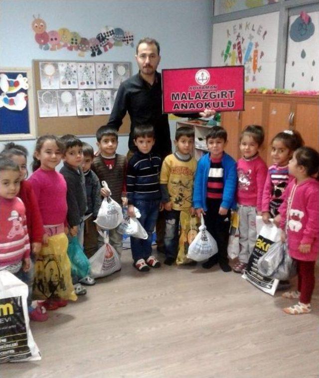 Anaokulu Öğrencilerine Kıyafet Ve Oyuncak Yardımı Yapıldı