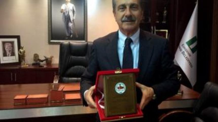 Başkan Ata&ccedil;&rsquo;a Bir &Ouml;d&uuml;l De Kamu &Ccedil;alışanlarından