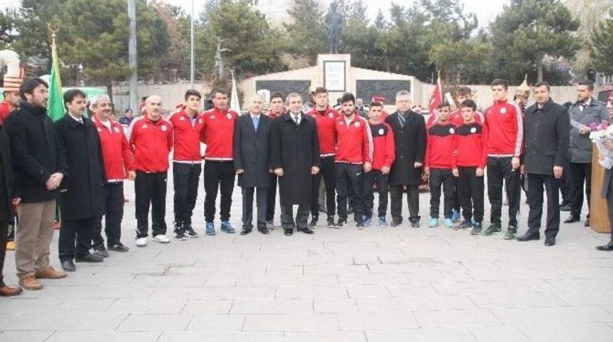 Şampiyon G&uuml;reş&ccedil;iler Yozgat&rsquo;ta Coşku İle Karşılandı