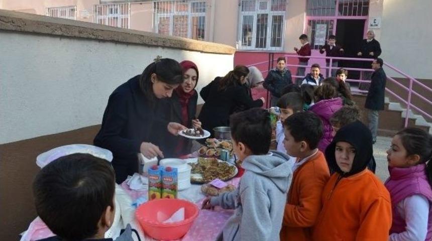 Minik &Ouml;ğrencilerden Yetim &Ouml;ğrenciler Yararına Kermes