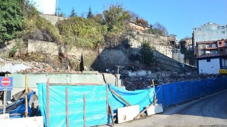 G&uuml;mr&uuml;k Binası Tarih Oldu