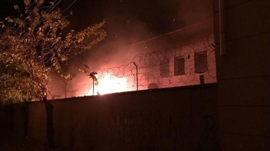 Diyarbakır&rsquo;da Pkk&rsquo;lılar Okul Yaktı