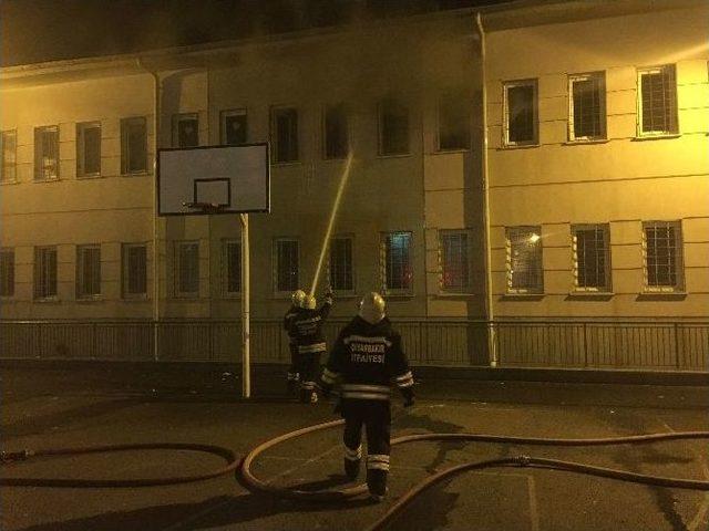 Diyarbakır’da Pkk’lılar Okul Yaktı