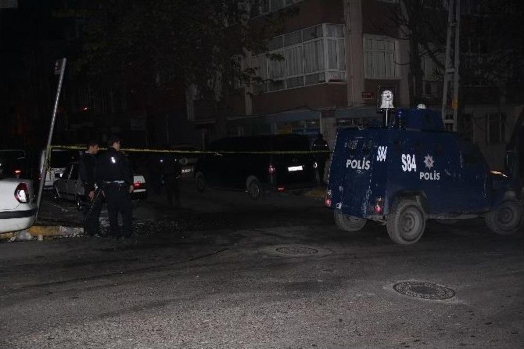Gaziosmanpaşa&rsquo;da H&uuml;cre Evine Yapılan Operasyonda &Ccedil;atışma &Ccedil;ıktı: 2 Ter&ouml;rist &Ouml;l&uuml;, 4 Polis Yaralı