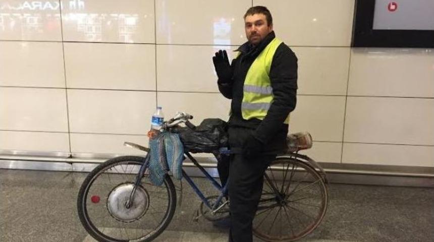 &Uuml;lkesine Gitmek İ&ccedil;in Havalimanında Bisikletini Satıyor