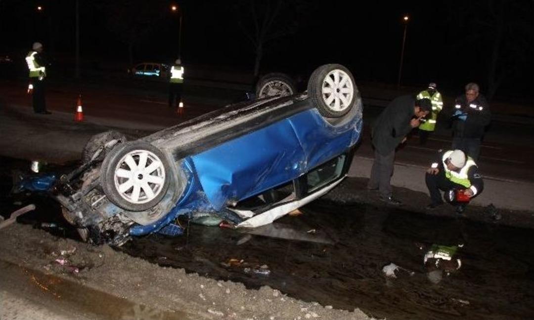 Takla Atan Ara&ccedil;tan Yola Savruldular: 1 &Ouml;l&uuml;, 3 Ağır Yaralı