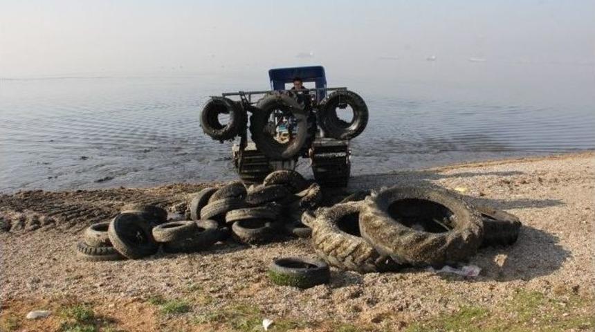 K&ouml;rfez Sahili Ara&ccedil; Lastiklerinden Temizlendi