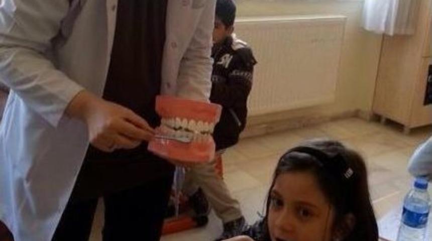 Elazığ&rsquo;da Diş Hekimleri, &Ouml;ğrencileri Diş Taramasından Ge&ccedil;irdi