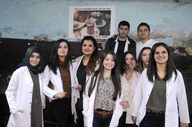 Hemşire Adaylarından ’soğuk Madene Sıcak Uğurlama’