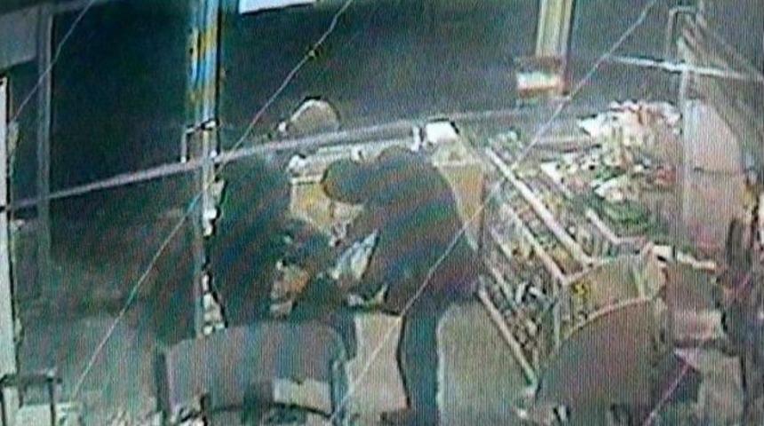 Maskeli Hırsızlar G&uuml;venlik Kamerasına Yakalandı