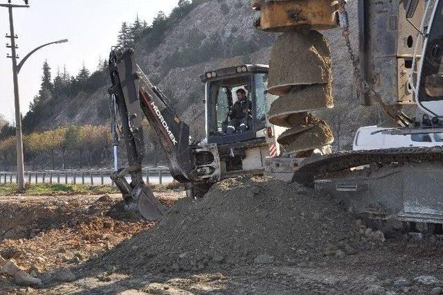 Mezarlık Bölgesindeki Fore Kazık Çalışması Devam Ediyor