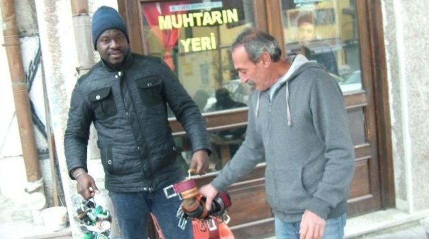 Senegal&rsquo;deki Ailesine Destek İ&ccedil;in Eskişehir&rsquo;de &Ccedil;alışıyor