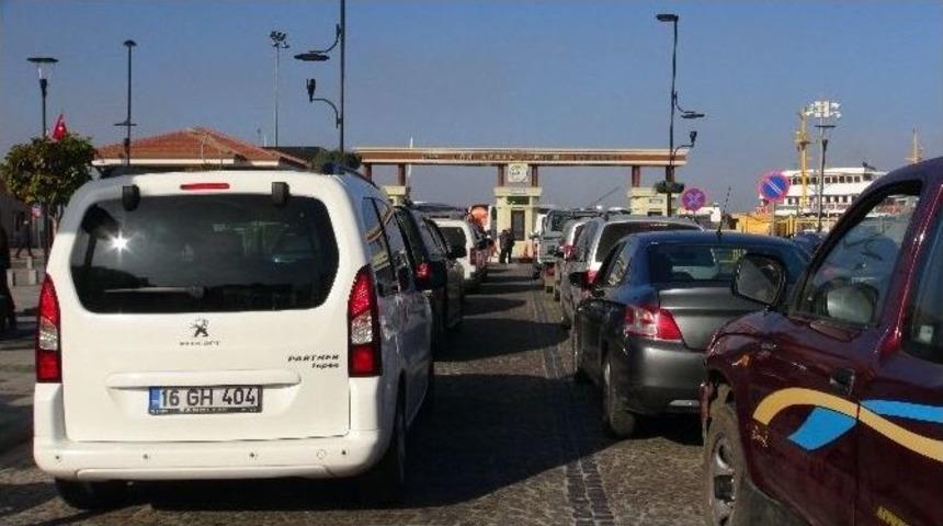 &Ccedil;anakkale&rsquo;de Sis Nedeniyle Ara&ccedil; Kuyruğu Oluştu