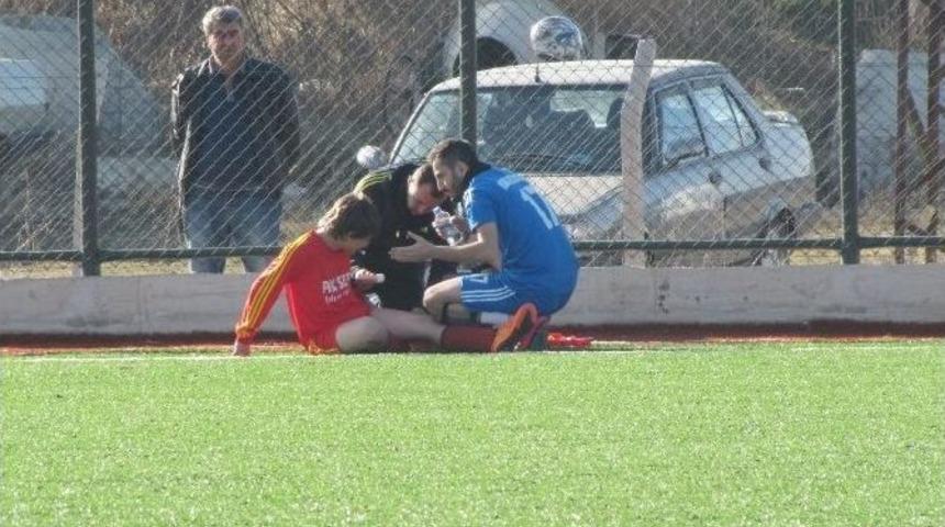 Sakatlanan Futbolcuya Rakip Takım Yedek Oyuncusu M&uuml;dahale Etti