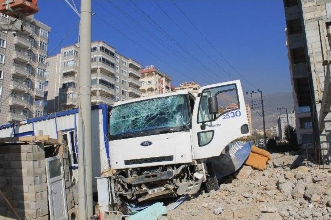 Kamyon 6 Aracı Bi&ccedil;ti, Bek&ccedil;i Kul&uuml;besinde Durdu