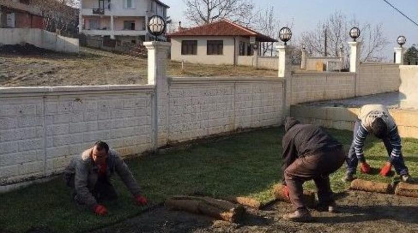 Sapanca Belediyesi Cami Bah&ccedil;eleri Ve &Ccedil;evrelerini İyileştirmeye Devam Ediyor