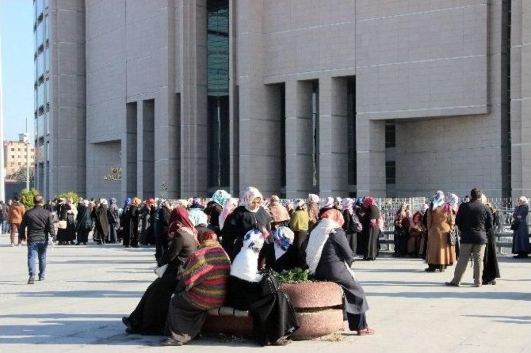 Sanık Yakınları Adliye &Ouml;n&uuml;nde Toplandı