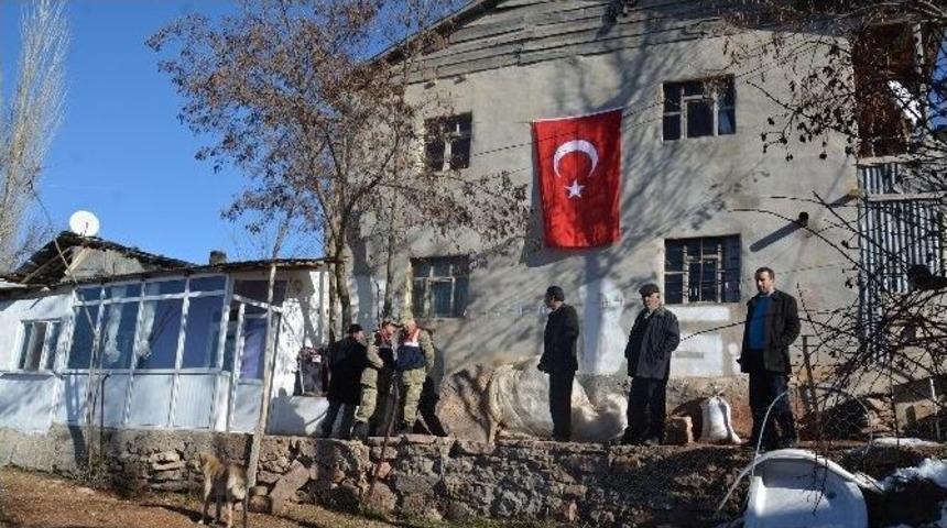 Şehit Jandarma Uzman &Ccedil;avuş G&uuml;nd&uuml;z&rsquo;&uuml;n Giresun&rsquo;un Şebinkarahisar İl&ccedil;esindeki Baba Evinde Yas