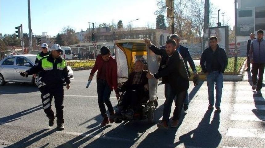 Otomobil Ak&uuml;l&uuml; Engelli Aracına &Ccedil;arptı