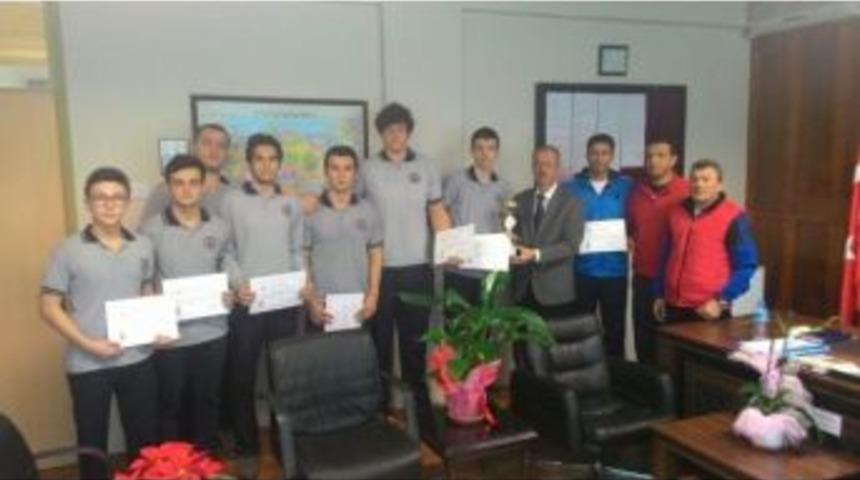 Yalova Anadolu Lisesi’nde Şampiyonluk Sevinci