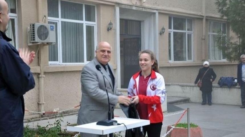 Okul M&uuml;d&uuml;r&uuml; Başarılı Kardeşleri &Ouml;d&uuml;llendirdi