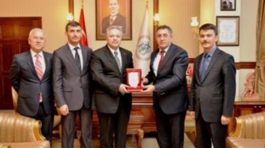 Vali Kahraman&rsquo;a Teşekk&uuml;r Plaketi