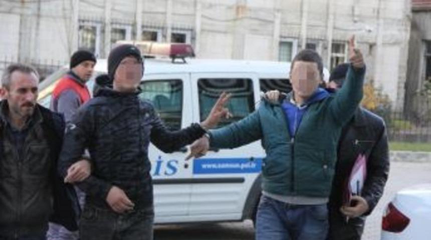 Silahla Yaralamadan Adliyeye &Ccedil;ıkarken Poz Verdiler